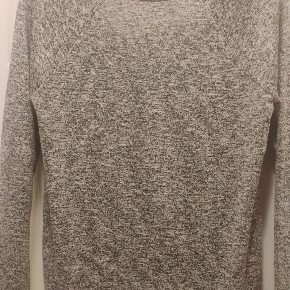 American Eagle Outfitters Women's Gray Knit V Neck Sweater Size S